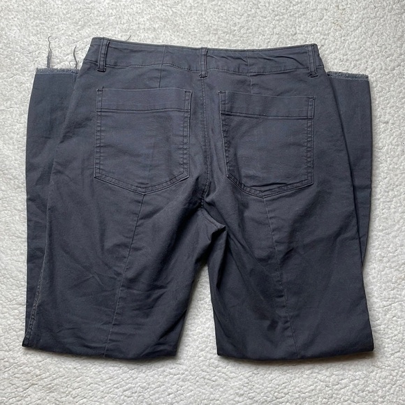 Old Navy Cargo Pants Gray Raw hem Pockets In style Size 2 - Picture 7 of 9